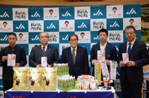 小崎会長㊥から目録を受け取った秀岳館高校(右2人)の代表と熊本工業高校の代表(6日、熊本市で)