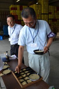 格付けする松本検査員㊨
