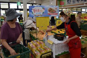 地元スーパーで行われた試食販売