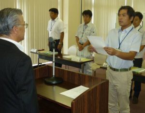 研修生を代表して宣誓するJA菊池の田野さん