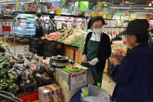 スーパーでの試食販売