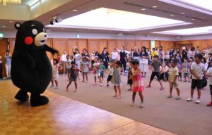 くまモンも参加して「くまモン体操」を楽しんだ