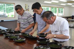 茶の外観をチェックする審査員