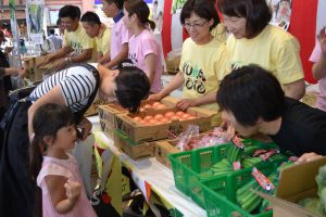 新鮮な野菜を買い求める消費者でにぎわった会場