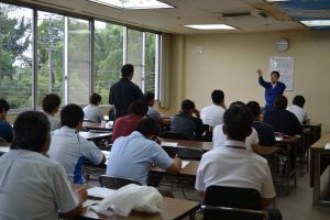 中村部長(奥)と意見交換する参加者