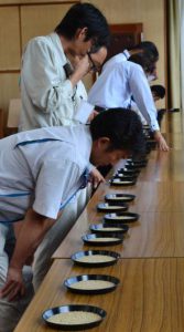 等級を付ける農産物検査員