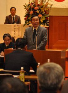 あいさつする梅田委員長
