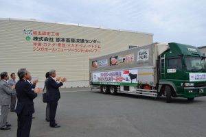 関係者に拍手で送り出されたトラック
