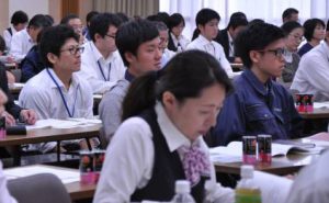 講演に耳を傾ける参加者