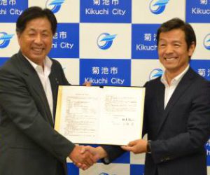 握手を交わす加耒会長㊧と江頭市長