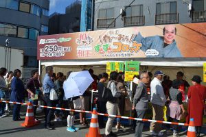 コロッケを買い求める来場者