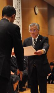感謝状を受け取る竹熊常務