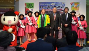 トップセールスを行った梅田穰本部長(右から5人目)