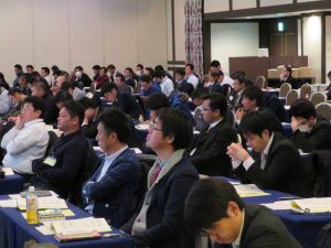 講演に聞き入る農業経営対策研修会の参加者(17日、熊本市で)