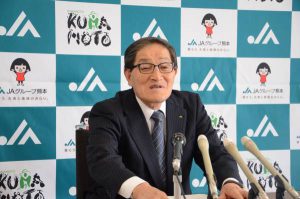 記者会見に応じる小崎会長(30日、熊本市で)