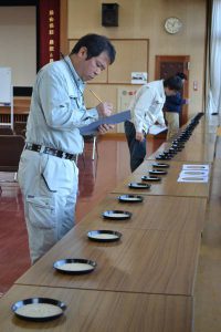 鑑定技術を競う参加者