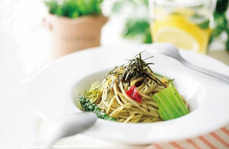 写真: 緑茶たっぷり♪ 春野菜としらすのパスタ