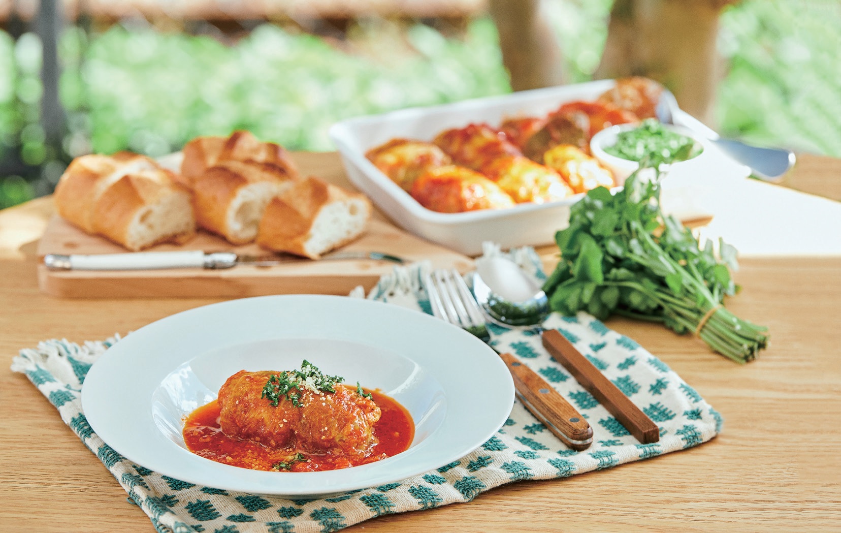 写真: トマト缶とチーズで濃厚　焼きロールキャベツ