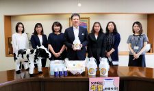 父の日には牛乳（ちち）を贈ろうキャンペーン　熊本市長に牛乳を贈呈　ＪＡ熊本市