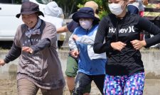 水田で親子の催し 泥んこ競技楽しむ　ＪＡ本渡五和フレッシュミズ