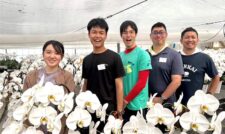 若手職員現場へ 洋ラン作業に汗　農林中金熊本支店