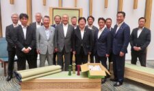 岸田首相に畳ベンチやイ草タペストリーを贈呈　熊本県い業生産販売振興協会