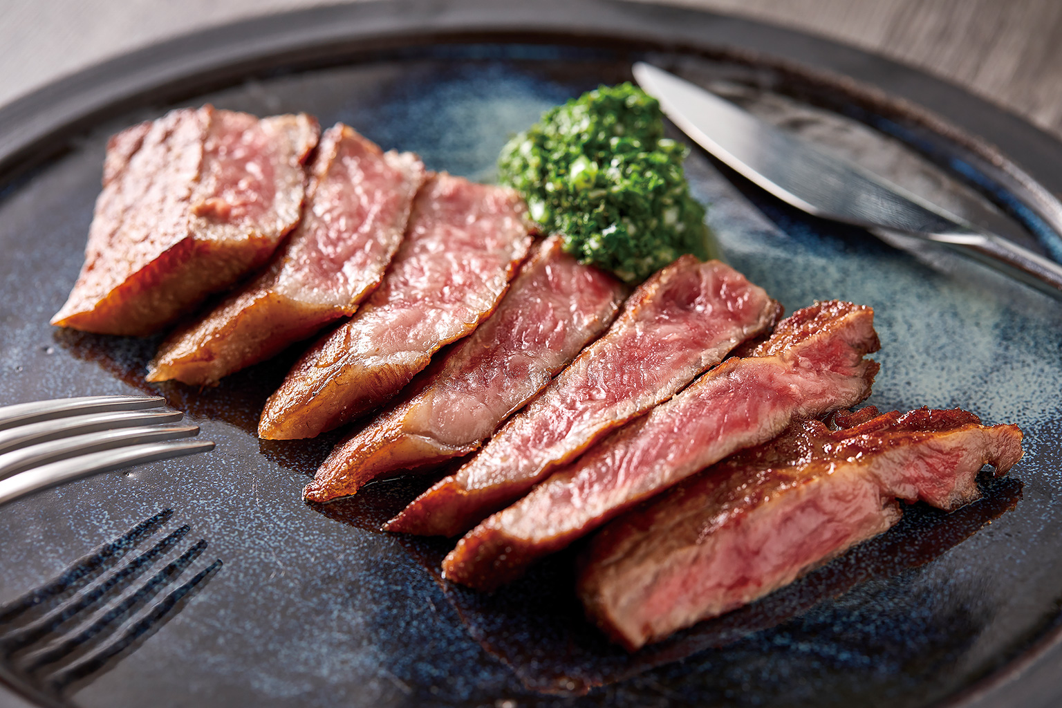 写真: 黒毛和牛ステーキの おいしい焼き方　かんたんソース「サルサヴェルデ」を添えて