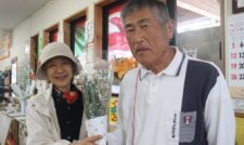 来店した夫婦に花束プレゼント　ＪＡ菊池