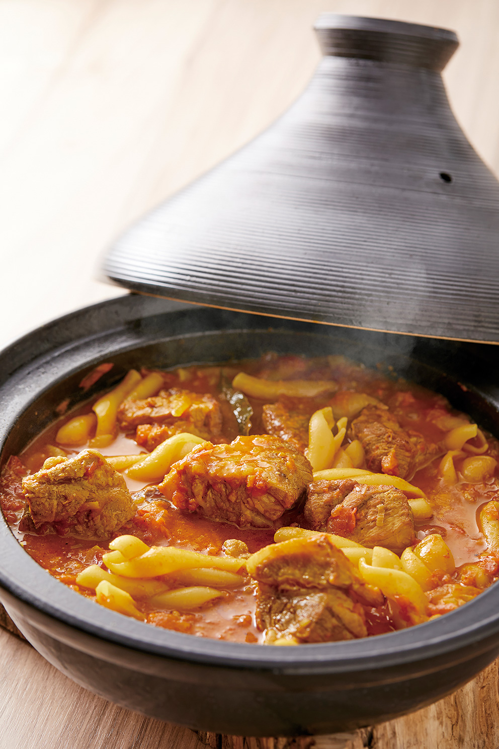 写真: 柔らか豚肉とスパイスの香り 豚肉とトマトのタジン煮込み 北アフリカ風