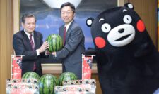 木村知事に県産スイカを贈呈 大玉スイカをPR　JA熊本経済連