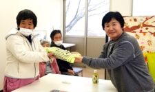 認知症ケアにニット「マフ」　ＪＡ菊池