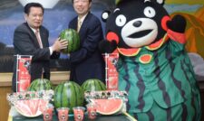 県知事に熊本県産スイカを贈呈　ＪＡ熊本経済連