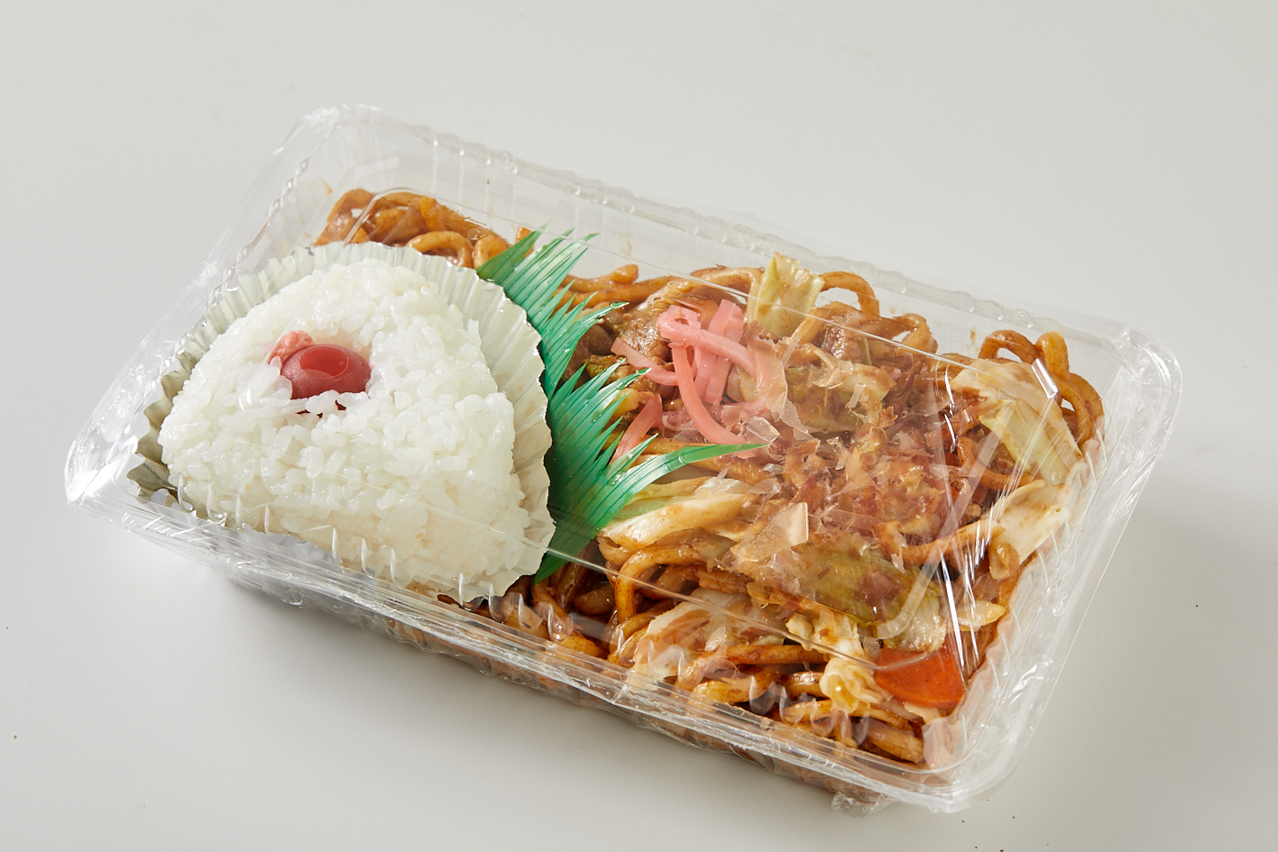 写真: 矢野さんの「焼きそば弁当」
