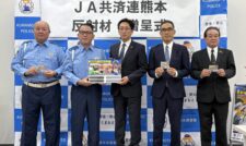 反射ステッカーを県警に贈呈 JA共済連熊本