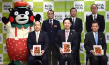県知事に熊本産イチゴを贈呈　ＪＡ熊本経済連