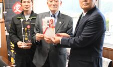 町へ「あしきた牛」贈る　ＪＡあしきた