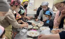 園児とみそ造り体験　ＪＡくま