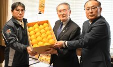 小・中学校へ「デコポン」贈る　ＪＡあしきた