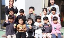 フレミズ手作りコサージュ　卒園児に贈呈　ＪＡ菊池